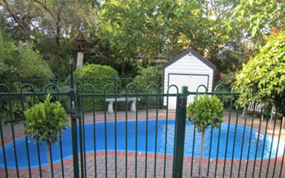 Swimming pool fence